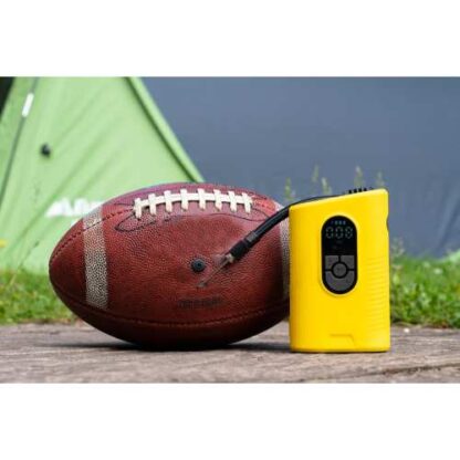 Mini pompe portative sans fil en train de gonfler un ballon de football américain