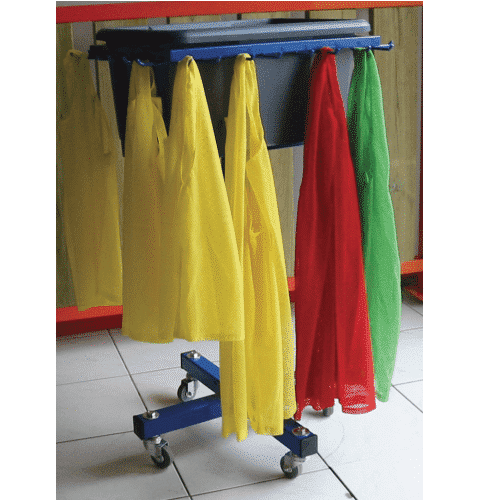 Chariot range chasubles avec 5 chasubles jaunes, vertes et rouges.