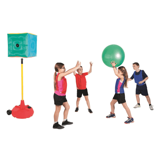 4 enfants jouant au poull ball avec un gros ballon vert