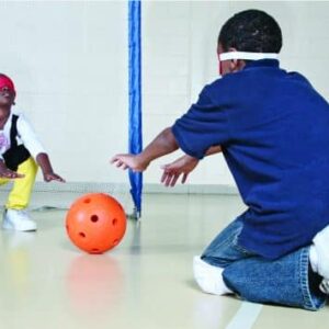 2 joueurs avec les yeux bandés jouant avec un ballon à clochettes pour malvoyant