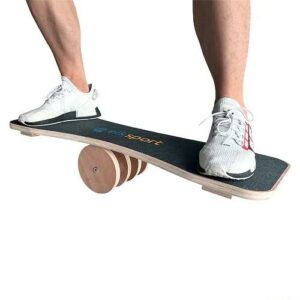 Planche avec un grip noir et un rouleau de Rolla bolla en bois