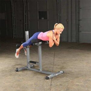 Banc à lombaires BODYSOLID Semi Pro. Utilisation par une femme pour le travail lombaire