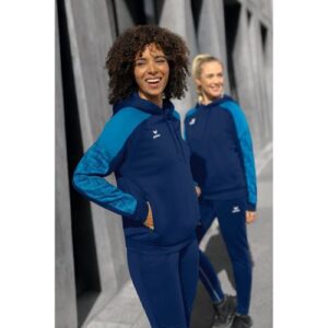 sweat bleu porté par deux femmes