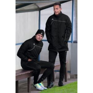 2 hommes sur un banc de foot