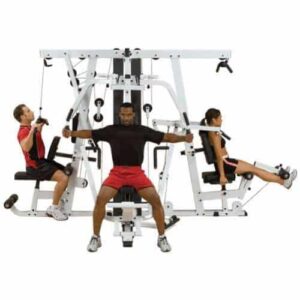 Multipostes Leg press BODYSOLID Professionnel. On voit 3 sportifs utilisant la machine en meme temps.