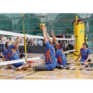 Joueurs de volley-ball assis en match avec de part et d'autre d'un filet