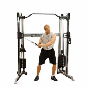 Machine musculation un homme blond