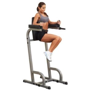 chaise romaine abdominaux BODYSOLID Semi Pro. On voit une femme posé contre le dossier en train de lever ces genoux.