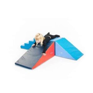 Enfant jouant sur un module de gymnastique pour maternelle Kit Carrefour