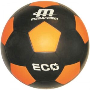 Ballon de football fabriqué avec 25% de caoutchouc recyclé de couleurs noire et orange