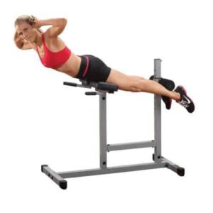 banc à lombaires BODYSOLID Home Powerline. Utilisation par une femme