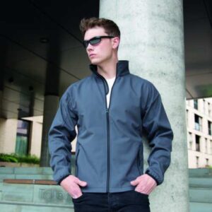 Veste softshell homme RESULT CORE de couleur bleu porté.