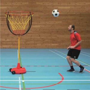 Homme qui joue avec le panier foot-basket géant