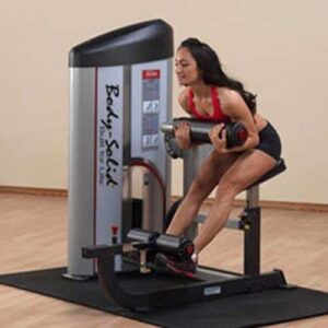 Lombaires et abdominaux BODYSOLID Pro club line series II. En pleine utilisation par une femme.