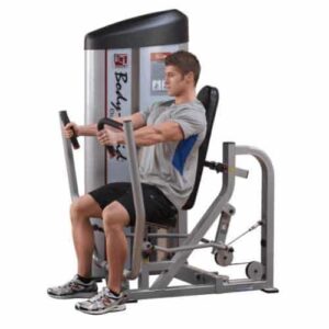 Poitrine Presse BODYSOLID Pro club line series II. On voit un homme en pleine utilisation.