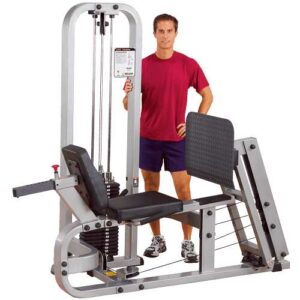 Cuisses Presse BODYSOLID Pro club line. Un homme se tient derrière la machine.