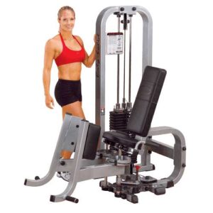 Abducteurs et Adducteurs BODYSOLID Pro club line. On voit une femme mettre en valeur la machine.