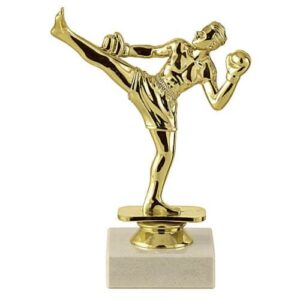 Trophée sujet en or joue de la boxe jambe en l'air