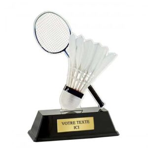 Trophée coloré volant et raquette de badminton posés sur un socle en bois