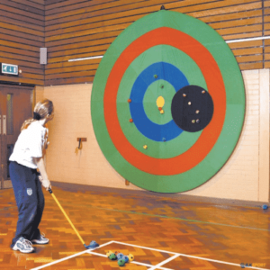 Joueuse de golf avec cible géante de précision au golf accrochée au mur