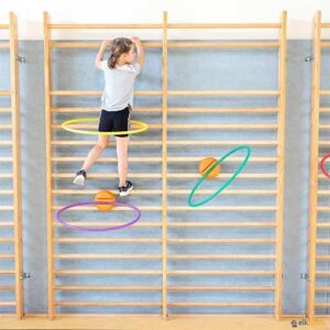 Enfant sur un espalier équipé de supports d'arceaux d'escalade