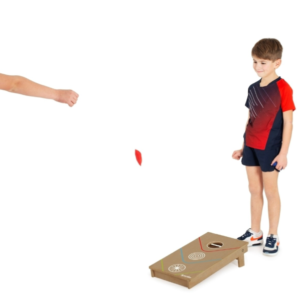 Enfant jouant au Cornhole