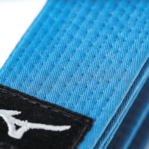 Gros plan sur les coutures d'une ceinture de judo Mizuno PKT en coton de couleur bleue avec le logo Mizuno