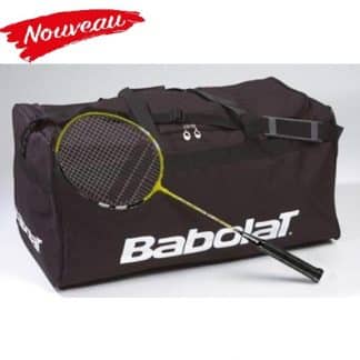 Sac Badminton Babolat pouvant contenir 30 raquettes. Il est présenté avec une raquette devant lui