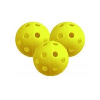 3 balles perforées de couleur jaune pour l'initiation au golf