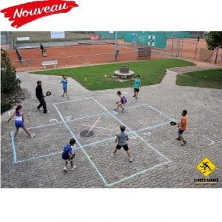 Adolescents jouant au Street Racket dans leur cour d'école