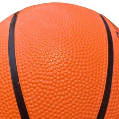 Ballon sbk taille 7 de couleur orange. Gros plan sur les picots d'accroches du ballon.