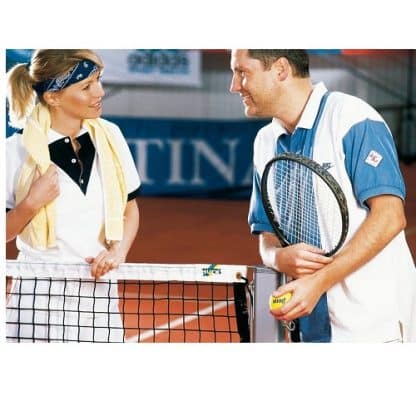 un homme et une femme en tenue de sport discutant à côté d'un filet de tennis