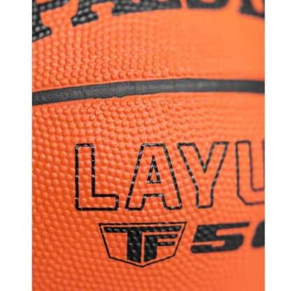 Gros plan sur le caoutchouc du ballon de basket Spalding Layup TF50