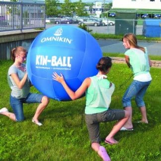 ballon de kin ball bleu géant et personnes jouent dans l'herbe
