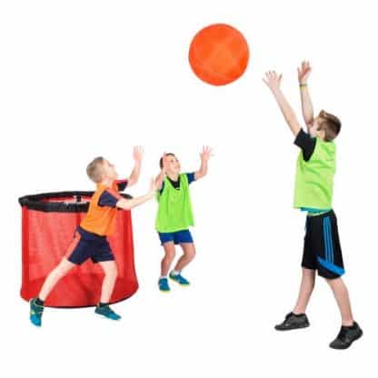enfants essayent de rattraper le ballon orange, enfants jouent, ballon orange en l'air