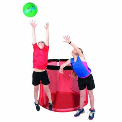 enfants sautent en l'air pour rattraper la balle verte, panier derrière eux