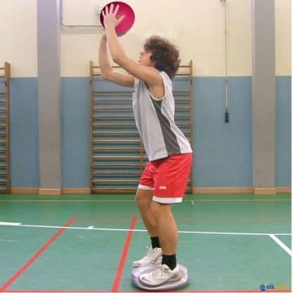 Joueur de basket-ball s'entrainant avec un ballon de réaction rose