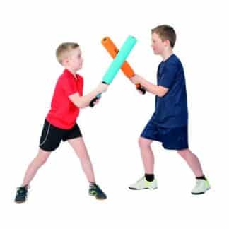 Deux enfants garçons se battent avec des battes de kendo junior