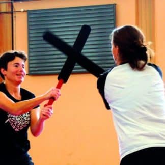 deux femmes se battent avec batte de kendo