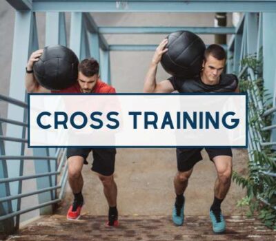 deux hommes portant une balle de cross training