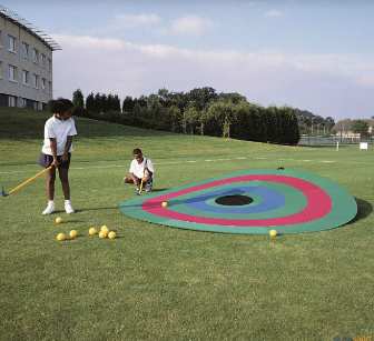 Cible de golf géante posée au sol