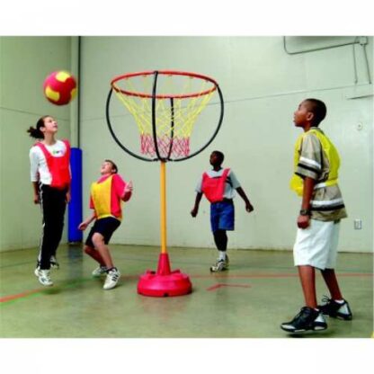 Enfants jouant avec le panier géant foot-basket