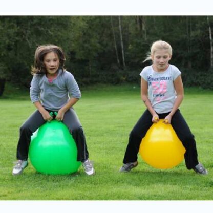 Enfants qui joue avec les ballons sauteur scolaire vert et jaune
