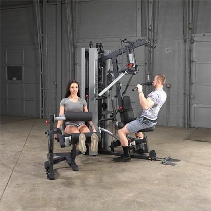 Machine musculation deux personnes se musclent en même temps