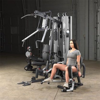 Machine musculation femme assise dessus