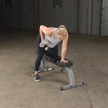 Machine musculation femme blonde exercice