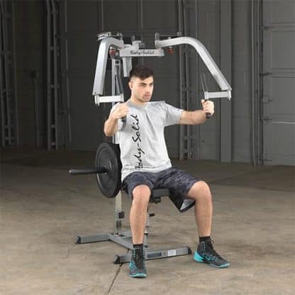 machine de musculation noire et grise homme assis fait un exercice