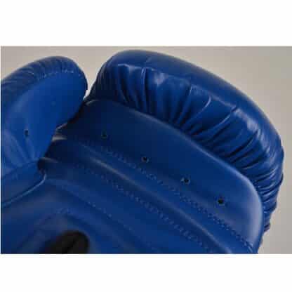 Rembourrage en mousse du gant de boxe de couleur bleue