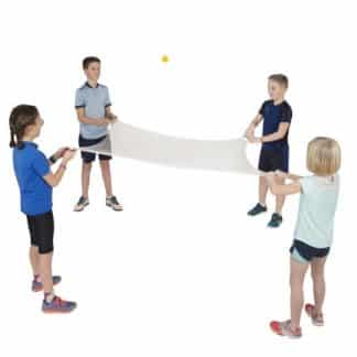 enfants jouent avec un filet blanc et balle jaune en l'air