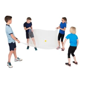 4 enfants jouent au jeu de la grande fronde avec un filet et une balle